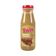 Twix Iced Coffee 12x13.7 fl. oz Bottles

Café glacé prêt à boire, inspiré par la célèbre barre chocolatée Twix , cette boisson combine des arômes de café avec les saveurs distinctives de caramel, de cacahuète et de chocolat, pour un goût riche et sucré. Crémeuse et onctueuse, avec une consistent liquide.