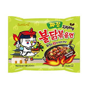 Le **Samyang Buldak Jjajang** est une version épicée des célèbres nouilles coréennes instantanées, combinant la saveur piquante de la gamme 