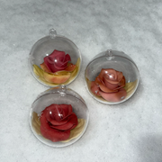 Roses Colorées au Chocolat Blanc Artisanal 32x40g - Boite Boule