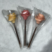 Roses Colorées au Chocolat Blanc Artisanal x25 - Fleur avec tige